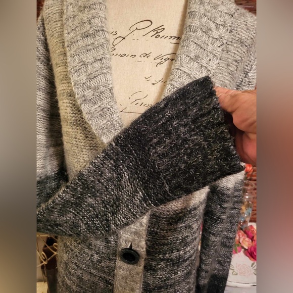 KissIt sweater. - Picture 4 of 5